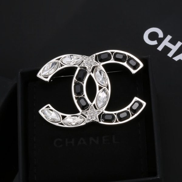 replica,repliche,fake,1:1,earrings,bracelet,ring,jewelry Spilla Chanel cc in cristallo nero color block
