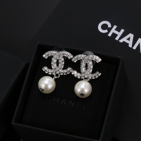 Orecchini a bottone con perle di strass Chanel doppia C