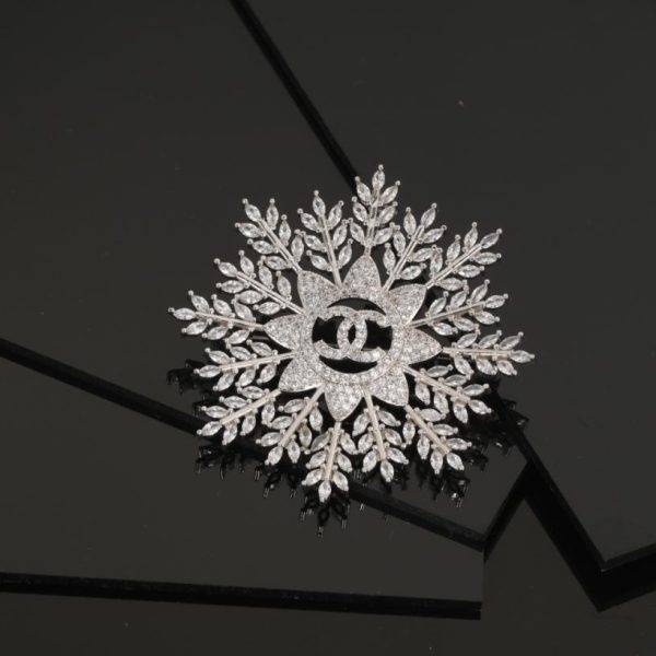 replica,repliche,fake,1:1,earrings,bracelet,ring,jewelry Spilla Chanel doppia C con fiocco di neve di fascia alta
