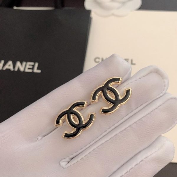 Orecchini Chanel cc neri coerenti con il materiale ZP
