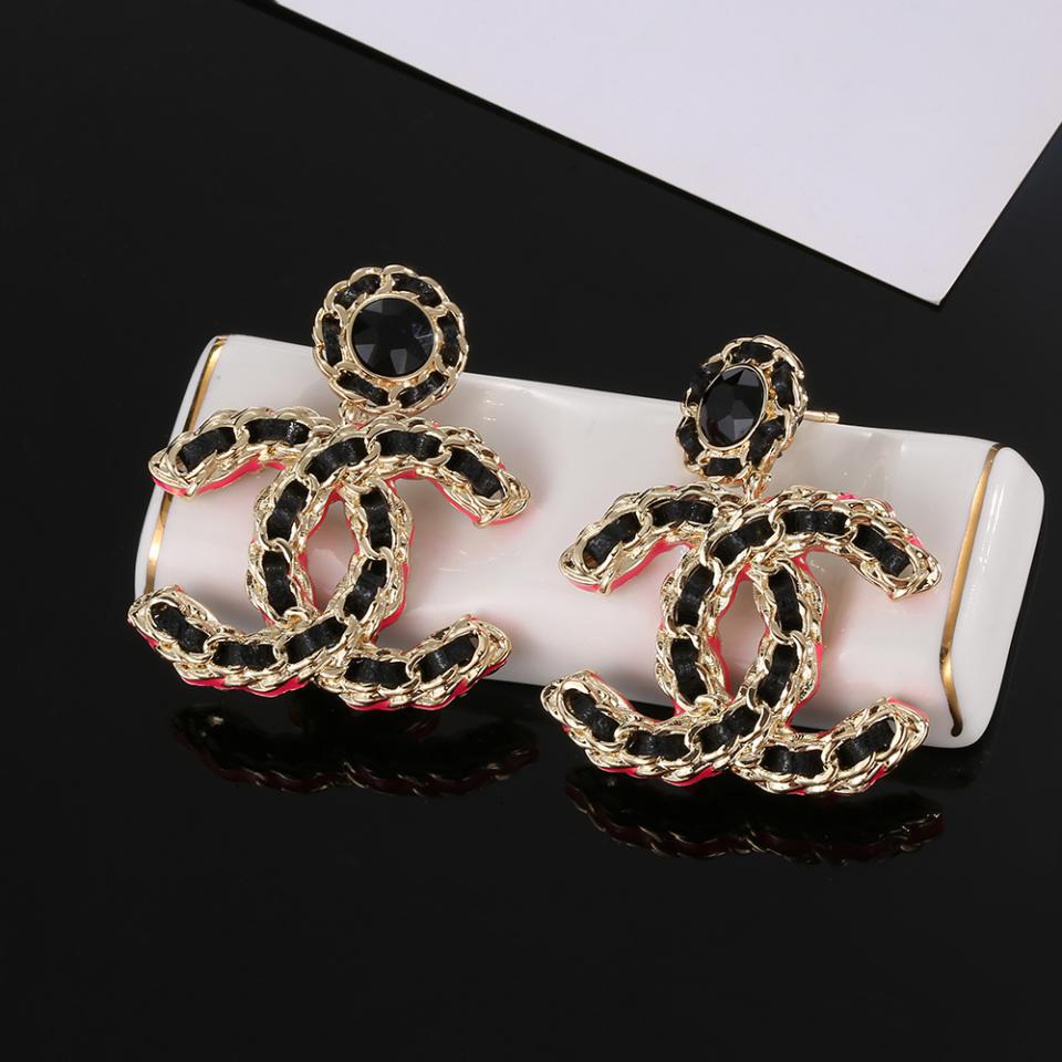 replica,repliche,fake,1:1,earrings,bracelet,ring,jewelry Orecchini Chanel in pelle nera color oro chiaro replica,repliche,fake,1:1,earrings,bracelet,ring,jewelry Orecchini Chanel in pelle nera color oro chiaro