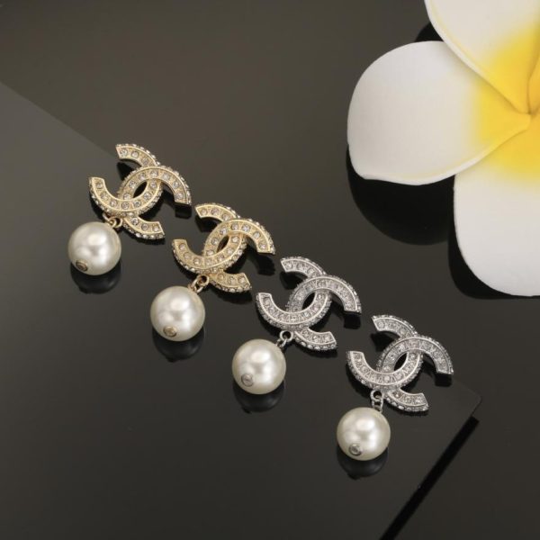 Orecchini a bottone con perle di strass Chanel doppia C