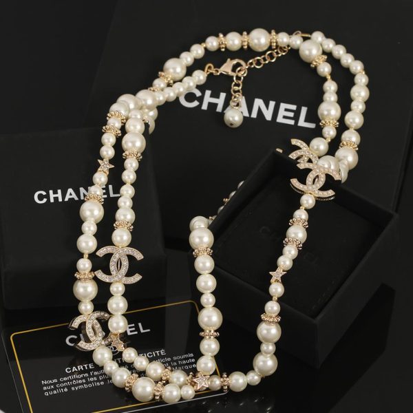 Collana di perle doppia C di Chanel
