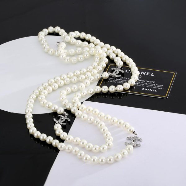 Collana di perle doppia C di Chanel