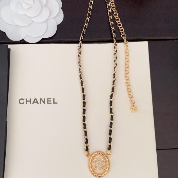 Collana Chanel in pelle nera ovale color oro