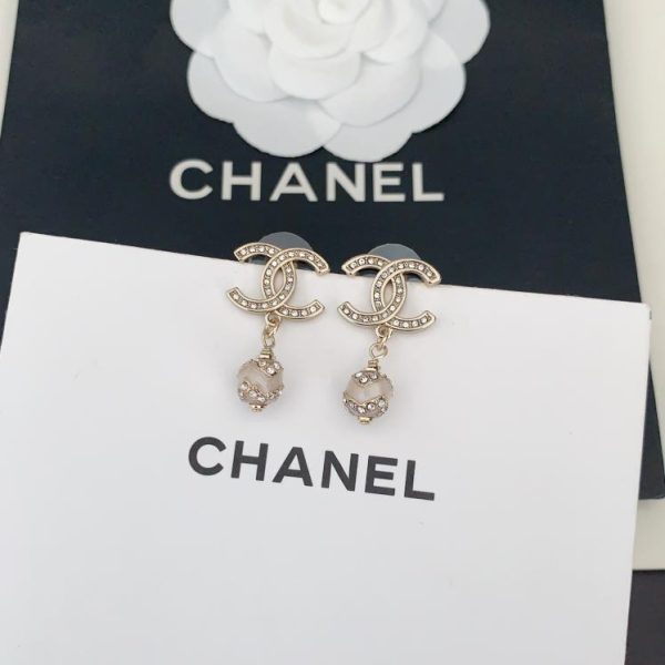 Orecchini Chanel con perle bianche