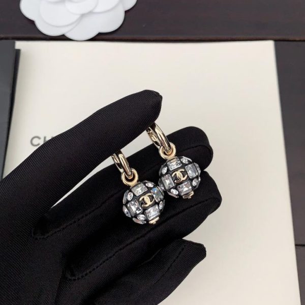replica,repliche,fake,1:1,earrings,bracelet,ring,jewelry Ganci per orecchie a sfera con diamanti pieni di Chanel