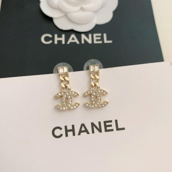 Orecchini Chanel con piccola catena di diamanti