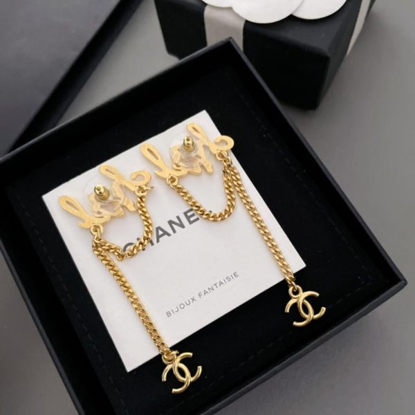 Orecchini con nappe con lettera Chanel