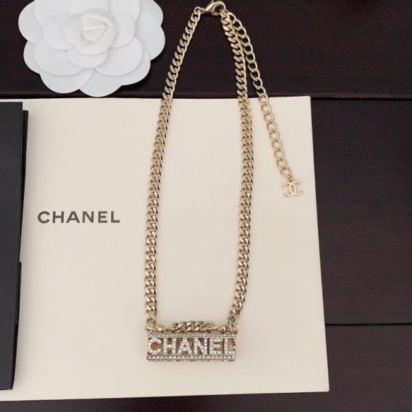 Collana Chanel con lettera piena di diamanti