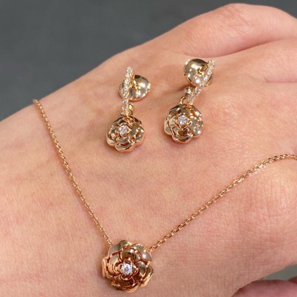 Collana Chanel con camelie