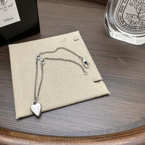 replica,repliche,fake,1:1,earrings,bracelet,ring,jewelry Bracciale Gucci con piccolo cuore inciso
