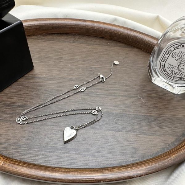 replica,repliche,fake,1:1,earrings,bracelet,ring,jewelry Collana Gucci con piccolo cuore intagliato