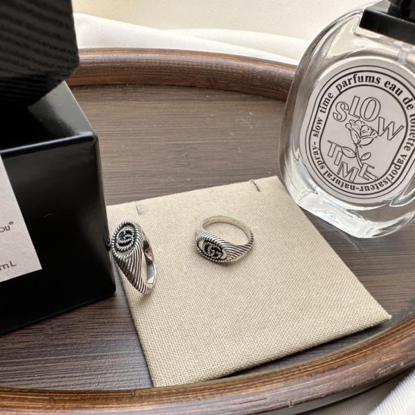 replica,repliche,fake,1:1,earrings,bracelet,ring,jewelry Anello G con motivo Gucci