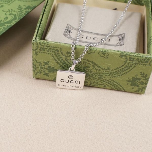 Collana quadrata Gucci con fiori e uccelli