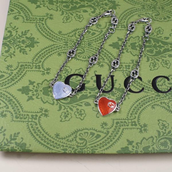 Bracciale Gucci in smalto con cuore color pesca doppia G