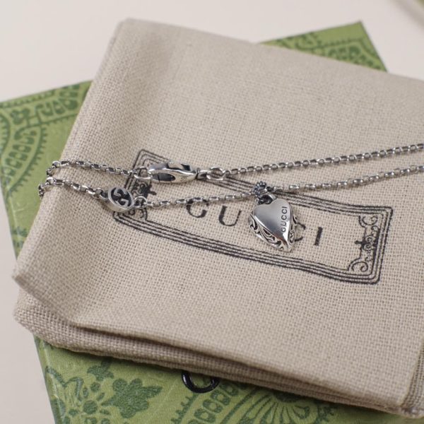 Bracciale in argento con ciondolo doppia G Love Gucci