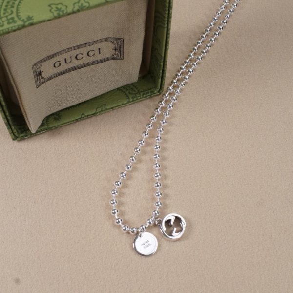 Collana Gucci con fibbia con medaglia G intrecciata
