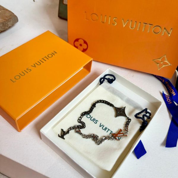 Bracciale LOUIS VUITTON regolabile in metallo inciso