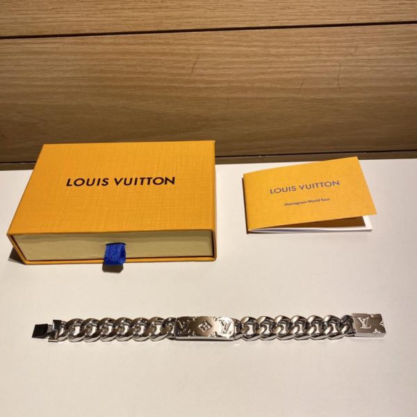 Parte curva LOUIS VUITTON con lettere incise al laser
