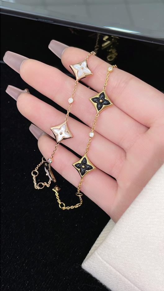 replica,repliche,fake,1:1,earrings,bracelet,ring,jewelry Bracciale LOUIS VUITTON color Blossom bb in madreperla con diamanti replica,repliche,fake,1:1,earrings,bracelet,ring,jewelry Bracciale LOUIS VUITTON color Blossom bb in madreperla con diamanti