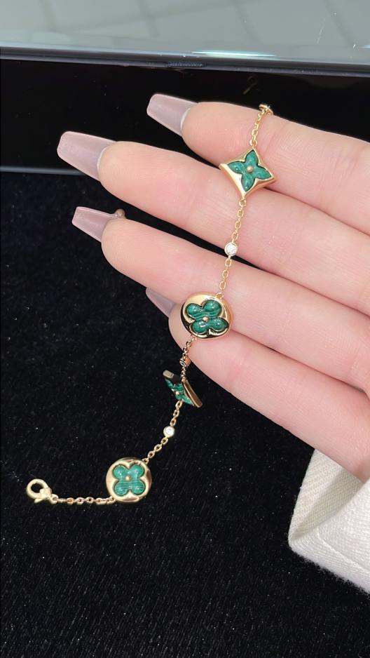 replica,repliche,fake,1:1,earrings,bracelet,ring,jewelry Bracciale LOUIS VUITTON con diamanti in malachite color fiore bb replica,repliche,fake,1:1,earrings,bracelet,ring,jewelry Bracciale LOUIS VUITTON con diamanti in malachite color fiore bb