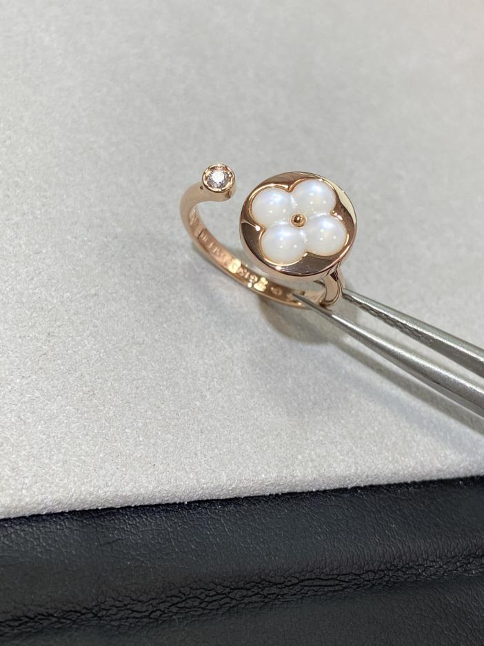 replica,repliche,fake,1:1,earrings,bracelet,ring,jewelry Serie Color Blossom di LOUIS VUITTON replica,repliche,fake,1:1,earrings,bracelet,ring,jewelry Serie Color Blossom di LOUIS VUITTON