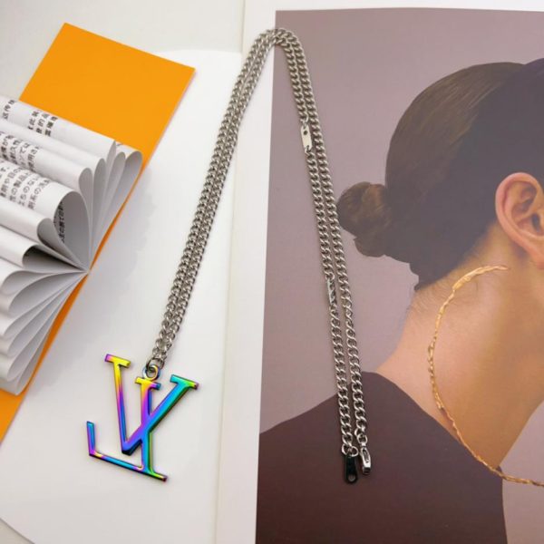 replica,repliche,fake,1:1,earrings,bracelet,ring,jewelry Ciondolo con logo LOUIS VUITTON