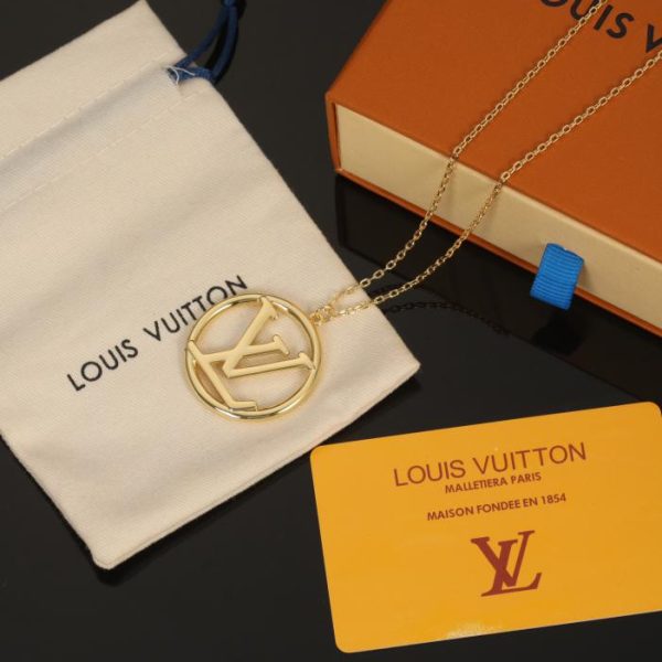 Collana con lettera LOUIS VUITTON