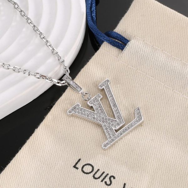 Collana con lettera piena di diamanti LOUIS VUITTON