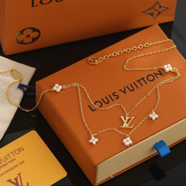 Collana con lettera LOUIS VUITTON