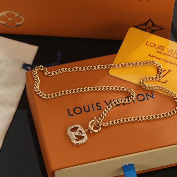 Collana con lettera LOUIS VUITTON