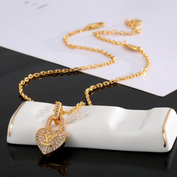 Collana con lettera LOUIS VUITTON