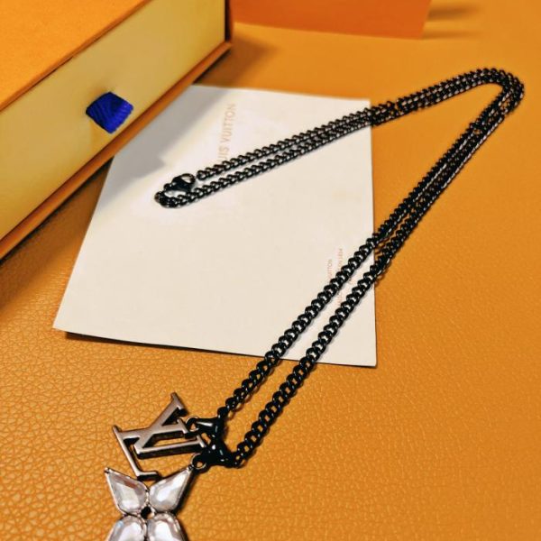 Collana con taglio a fiore