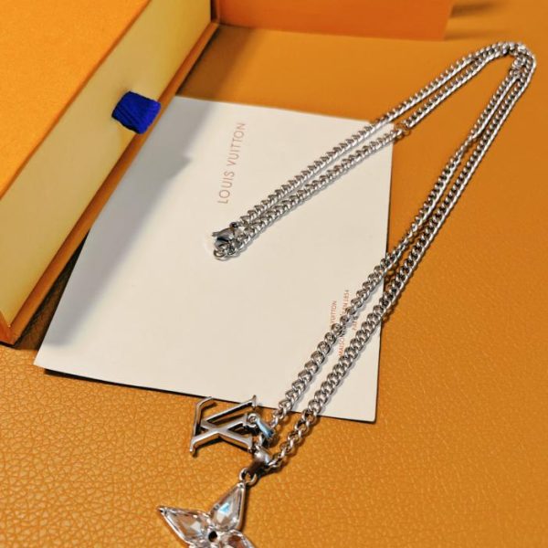 Collana con taglio a fiore