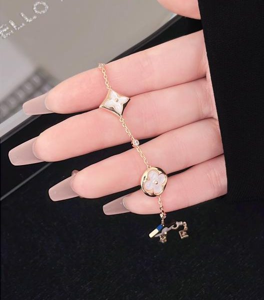 replica,repliche,fake,1:1,earrings,bracelet,ring,jewelry Bracciale LOUIS VUITTON color Blossom bb in madreperla con diamanti