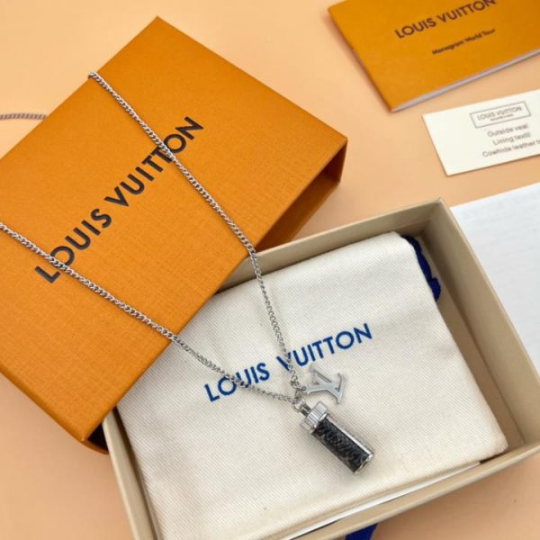 replica,repliche,fake,1:1,earrings,bracelet,ring,jewelry Collana con bottiglia di profumo LOUIS VUITTON Monogram
