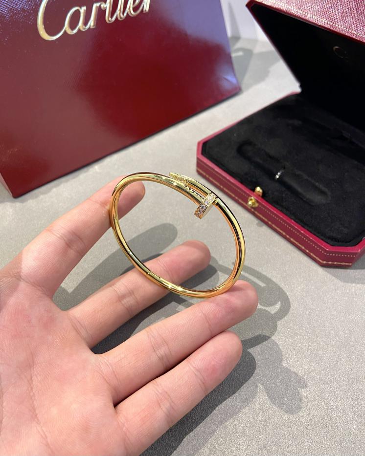 replica,repliche,fake,1:1,earrings,bracelet,ring,jewelry Bracciale con chiodi di diamanti con testa e coda di Cartier
