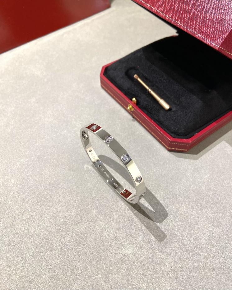 replica,repliche,fake,1:1,earrings,bracelet,ring,jewelry Bracciale Cartier con dieci diamanti versione ampia replica,repliche,fake,1:1,earrings,bracelet,ring,jewelry Bracciale Cartier con dieci diamanti versione ampia