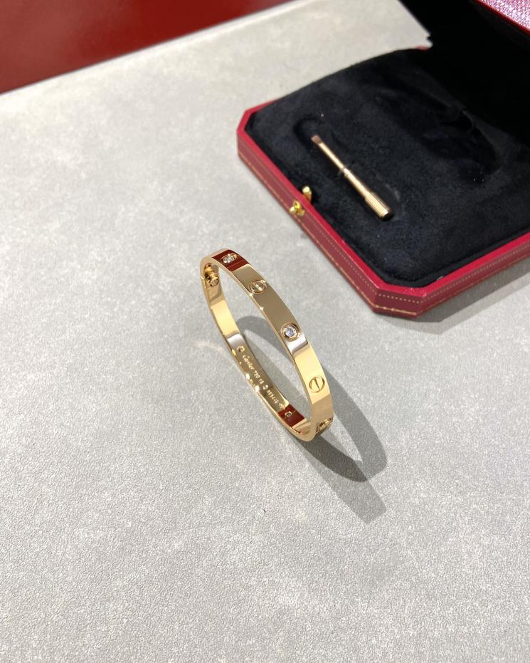 replica,repliche,fake,1:1,earrings,bracelet,ring,jewelry Bracciale largo Cartier con quattro diamanti replica,repliche,fake,1:1,earrings,bracelet,ring,jewelry Bracciale largo Cartier con quattro diamanti