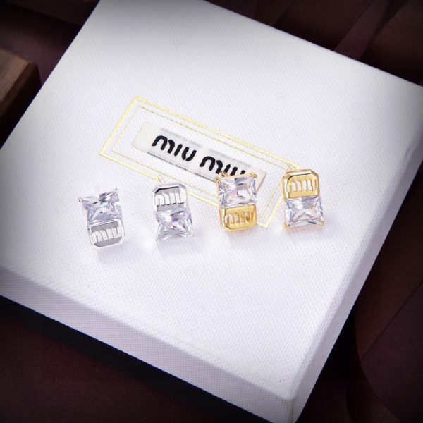 Orecchini con lettera Miu Miu