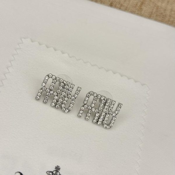 Orecchini con perle e strass con lettera Miu Miu