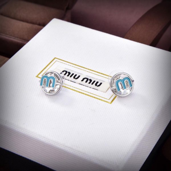 Orecchini con lettera Miu Miu