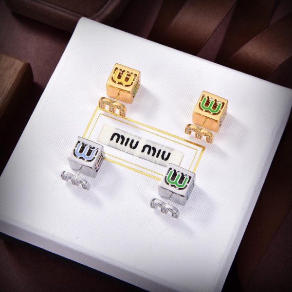 Orecchini con lettera Miu Miu