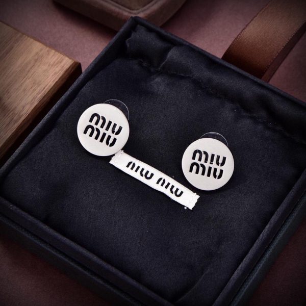 Orecchini con lettera Miu Miu