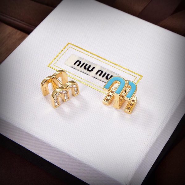 Orecchini con lettera Miu Miu
