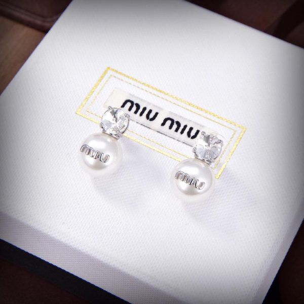 Orecchini con lettera Miu Miu