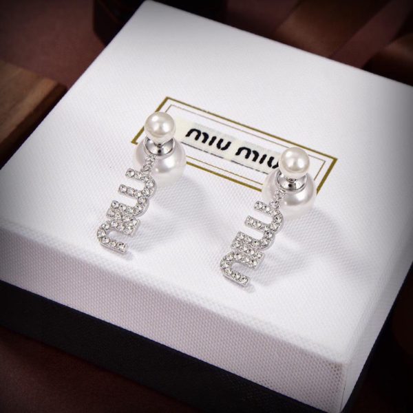 Miu Miu Paris sfilano orecchini in resina