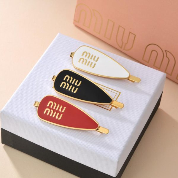 replica,repliche,fake,1:1,earrings,bracelet,ring,jewelry Fermaglio per capelli Miu Miu con goccia d’olio