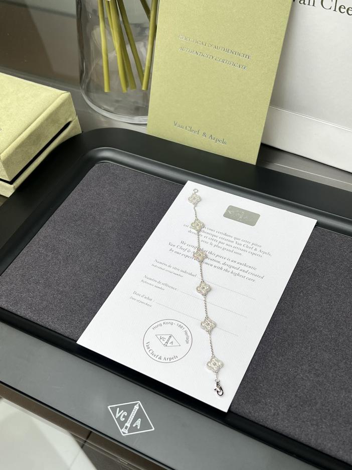 replica,repliche,fake,1:1,earrings,bracelet,ring,jewelry [Versione top] Bracciale Van Cleef & Arpels con sei piccoli fiori interamente in diamanti